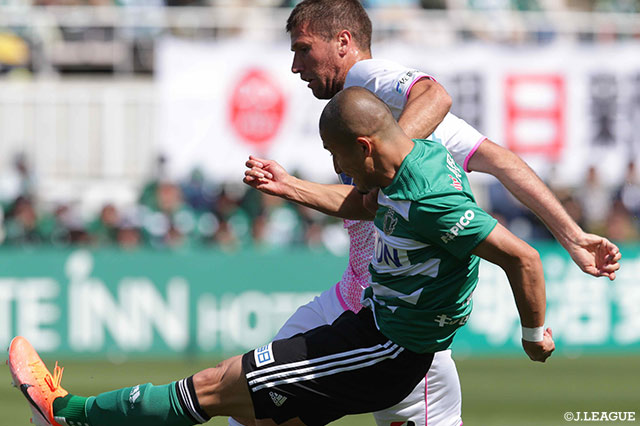 前田 大然が持ち前のスピードを活かしペナルティエリアに進入！倒れ込みながらもシュートを放つとこれが決まり、松本が前半序盤にリードを奪う【明治安田Ｊ１ 第8節 松本vs鳥栖】