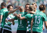 今季初ゴールを決めた前田 大然（松本）をチームメイトが祝福！【明治安田Ｊ１ 第8節 松本vs鳥栖】