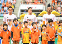 清水エスパルスは、ケガによる長期離脱の石毛 秀樹の背番号と写真が入ったTシャツを着用して入場した【明治安田Ｊ１ 第8節 清水vsＣ大阪】