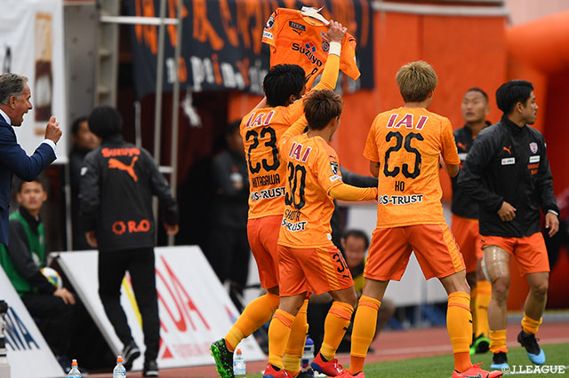 リーグ戦3試合連発ゴールを決めた北川 航也（清水）。得点後石毛のユニフォームを掲げる！【明治安田Ｊ１ 第8節 清水vsＣ大阪】