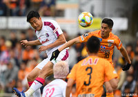 同点に追いつきたいC大阪は、途中出場の都倉 賢にボールを集め攻撃を仕掛ける【明治安田J1 第8節 清水vsC大阪】