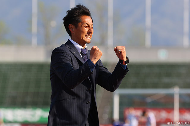 終了間際の得点での勝利に喜びを爆発させる伊藤監督（甲府）【明治安田Ｊ２ 第10節 甲府vs京都】