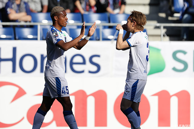 東口 順昭（Ｇ大阪）がパンチングで弾いたボールがオナイウ 阿道に当たってそのままゴールへ！大分がラッキーな形で先制！【明治安田Ｊ１ 第8節 Ｇ大阪vs大分】