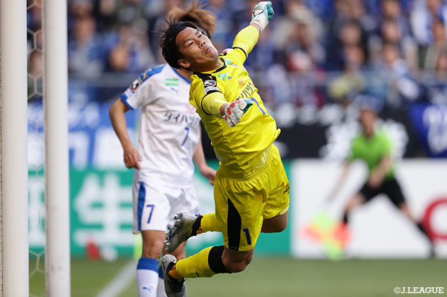 後半、Ｇ大阪が怒涛の攻撃を仕掛けるも高木 駿（大分）がファインセーブをみせ得点を許さない【明治安田Ｊ１ 第8節 Ｇ大阪vs大分】