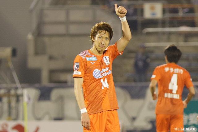 吉田 眞紀人の豪快なゴールが決まり、愛媛が1点差に詰め寄る【明治安田Ｊ２ 第10節 愛媛vs福岡】