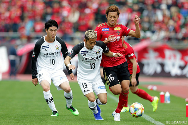 ライン際で激しくボールを奪い合う小池 龍太（柏）と毛利 駿也（金沢）【明治安田Ｊ２ 第10節 金沢vs柏】