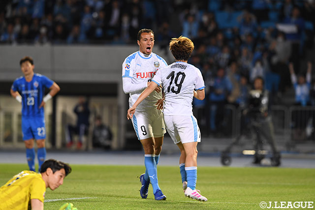 知念 慶との「ツインシュート」で同点弾に絡んだレアンドロ ダミアン（#9）が歓喜！【ACL GS MD4 川崎Ｆvs蔚山】