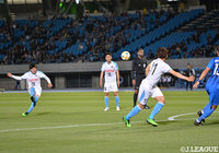 FKを脇坂 泰斗(川崎F/#28)が右足で直接狙うも、相手の壁に阻まれる【ACL GS MD4 川崎Fvs蔚山】