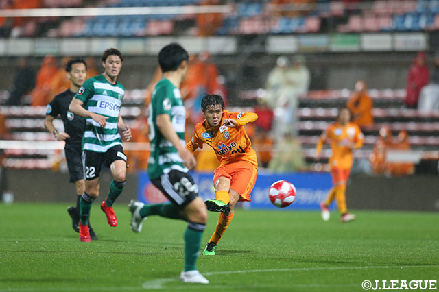 味方の落としを受けた滝 裕太（清水）が右足で狙い澄ましたシュートをゴール右に突き刺し、1点を返す【ルヴァンカップ GS 第4節 清水vs松本】