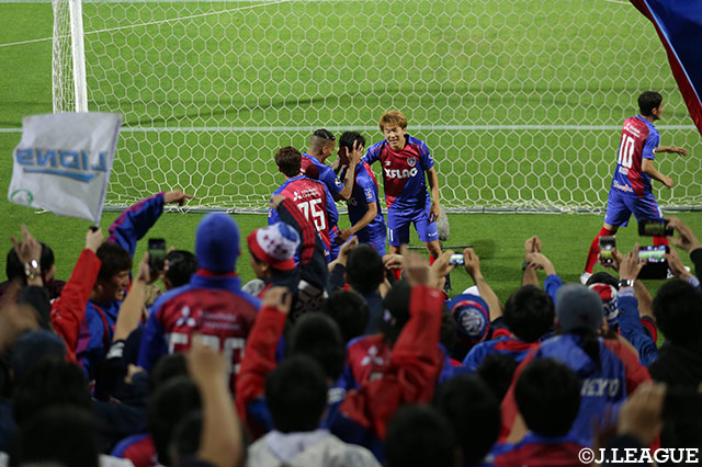 先制ゴールを奪ったナ サンホ（FC東京）の元にジャエルらチームメイトが駆け寄り、祝福！【ルヴァンカップ GS 第4節 FC東京vs柏】
