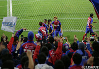 先制ゴールを奪ったナ サンホ(FC東京)の元にジャエルらチームメイトが駆け寄り、祝福!【ルヴァンカップ GS 第4節 FC東京vs柏】