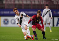 ACLでは2試合連続のスタメン出場となった金森 健志(鹿島)が邦本 宜裕(慶南)にプレスをかける【ACL GS MD4 鹿島vs慶南】