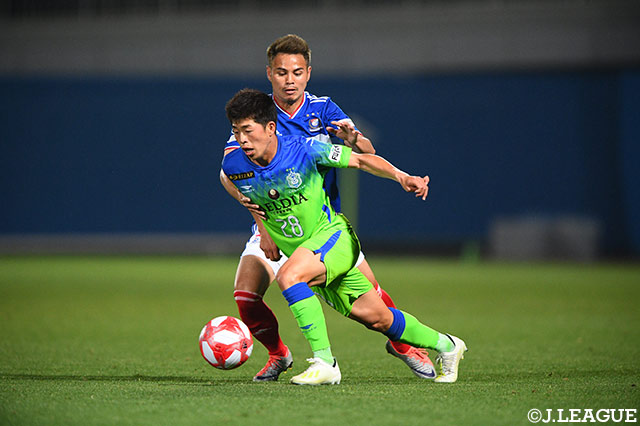 鈴木 冬一（湘南）とティーラトン（横浜FM）の激しいマッチアップ【ルヴァンカップ GS 第4節 横浜FMvs湘南】