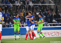 大津 祐樹のPKはGKのセーブに遭うも、こぼれ球を自ら押し込み横浜FMが先制!【ルヴァンカップ GS 第4節 横浜FMvs湘南】