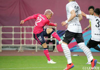 田中 亜土夢(C大阪)が胸トラップから左足を一閃!高い弧を描いた芸術的なシュートはゴール右上に吸い込まれ、先制に成功【ルヴァンカップ GS 第4節 C大阪vs神戸】