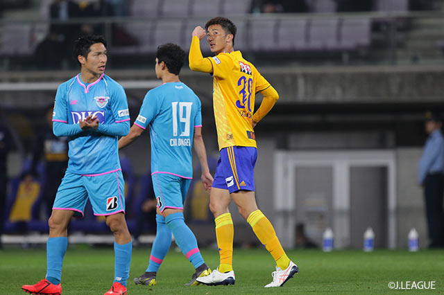 長沢 駿（仙台）がゴール前でヘディングで合わせてシュートコースを変え、同点弾を奪う【ルヴァンカップ GS 第4節 仙台vs鳥栖】