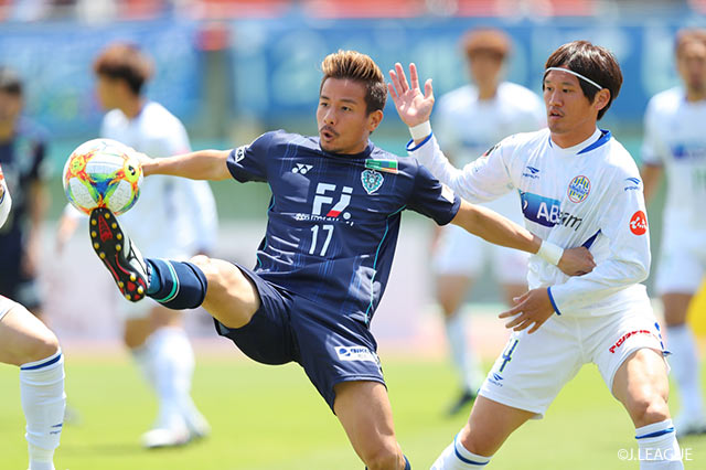 相手からプレスをかけられるも松田 力（福岡）がボールをキープする【明治安田Ｊ２ 第11節 福岡vs山形】