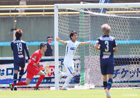 90分、カウンターから前線でパスを受けた南 秀仁（山形）が細かいタッチのドリブルでPA内に侵入すると、ニアを打ち抜き値千金の決勝点を獲得【明治安田Ｊ２ 第11節 福岡vs山形】