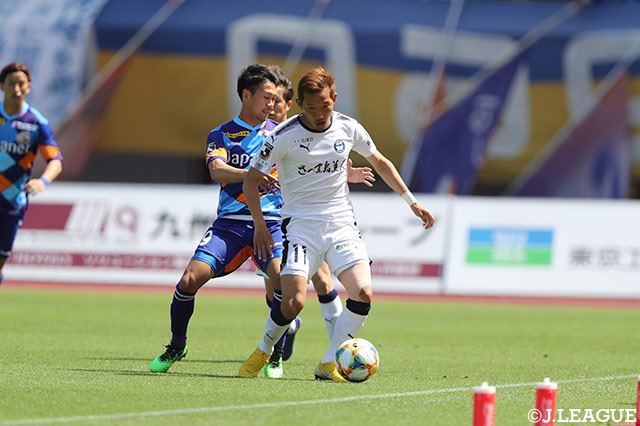 前節の琉球戦で決勝ゴールを奪い、開幕以来の勝利をもたらした五領 淳樹（鹿児島）がタッチライン際でボールをキープする【明治安田Ｊ２ 第11節 長崎vs鹿児島】