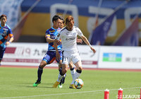 前節の琉球戦で決勝ゴールを奪い、開幕以来の勝利をもたらした五領 淳樹（鹿児島）がタッチライン際でボールをキープする【明治安田Ｊ２ 第11節 長崎vs鹿児島】