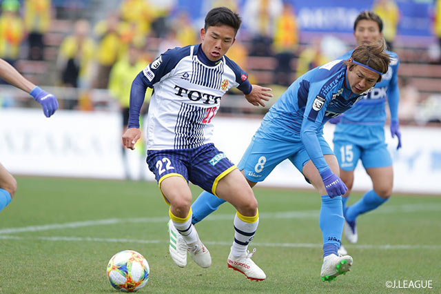 前節2ゴールを挙げた和田 昌士（秋田）と今季初先発の藤原 奏哉（北九州）が激しくマッチアップした【明治安田Ｊ３ 第7節 秋田vs北九州】