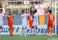 立ち上がり10分に得たPKを横谷 繁（#14）が冷静に決めて、甲府が先制！【明治安田Ｊ２ 第11節 愛媛vs甲府】