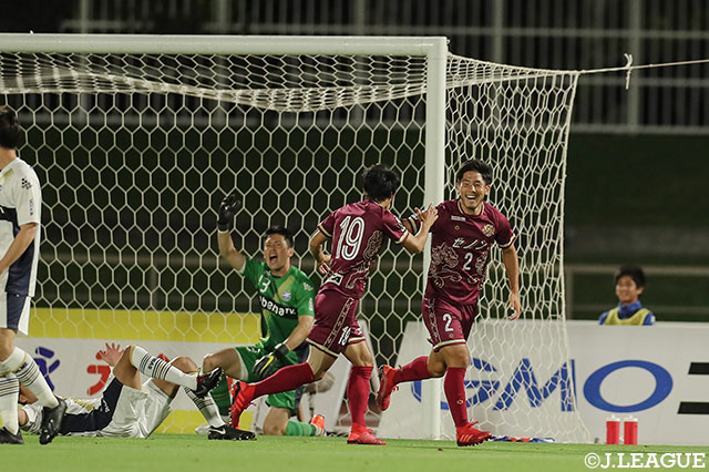 左からのクロスにDFの増谷 幸祐（#2）が頭で合わせ、琉球が開始3分に先制する【明治安田Ｊ２ 第11節 琉球vs町田】