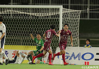 左からのクロスにDFの増谷 幸祐(#2)が頭で合わせ、琉球が開始3分に先制する【明治安田J2 第11節 琉球vs町田】