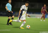 試合終盤、こぼれ球を拾ったロメロ フランク（町田）がPA左に進入し、左足を振り抜き、ネットを揺らす！【明治安田Ｊ２ 第11節 琉球vs町田】