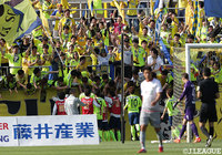 先制点を挙げた大黒 将志(栃木)がバックスタンドに駆け寄り、サポーターとともに喜びを爆発させる!【明治安田J2 第11節 栃木vs岐阜】