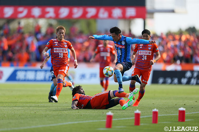 ドリブルでタッチライン際を突破する途中出場の浅野 雄也（水戸）【明治安田Ｊ２ 第11節 水戸vs新潟】