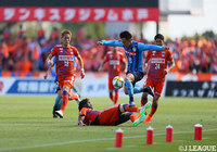 ドリブルでタッチライン際を突破する途中出場の浅野 雄也(水戸)【明治安田J2 第11節 水戸vs新潟】