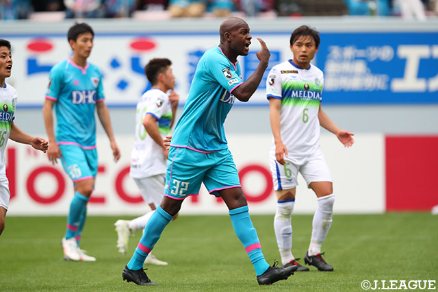 1点を追う鳥栖は、トーレスやビクトル イバルボ（#32）などFWの選手を投入する【明治安田Ｊ１ 第9節 鳥栖vs湘南】