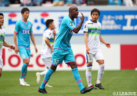 1点を追う鳥栖は、トーレスやビクトル イバルボ(#32)などFWの選手を投入する【明治安田J1 第9節 鳥栖vs湘南】