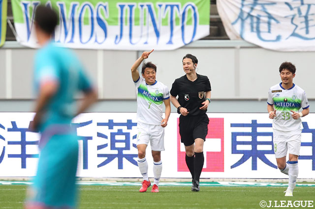 試合終盤、PA内に走り込んだ梅崎 司（湘南/#7）が左足を振り抜き、追加点を奪う！【明治安田Ｊ１ 第9節 鳥栖vs湘南】