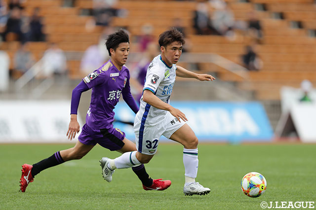 小西 雄大（徳島）がドリブルで前線にボールを持ち運ぶ【明治安田Ｊ２ 第11節 京都vs徳島】