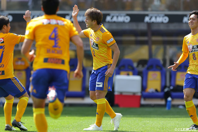 永戸 勝也がミドルレンジから右足を振り抜くと相手に当たったシュートがゴールに吸い込まれ、仙台が前半終了間際に同点に追いつく！【明治安田Ｊ１ 第9節 仙台vsＧ大阪】