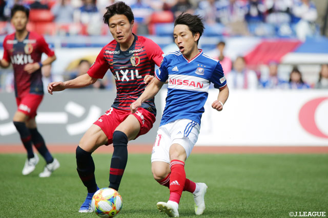 中盤で激しいマッチアップをみせる三好 康児（横浜FM）と三竿 健斗（鹿島）【明治安田Ｊ１ 第9節 横浜FMvs鹿島】