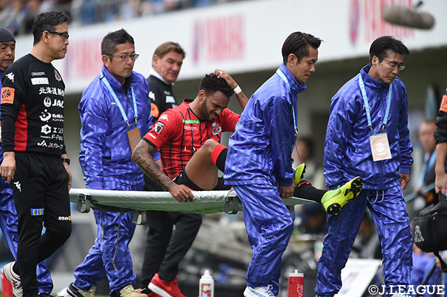 先制点を奪ったアンデルソン ロペス（札幌）だが、相手選手と交錯し前半のうちに交代を余儀なくされる【明治安田Ｊ１ 第9節 磐田vs札幌】