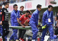 先制点を奪ったアンデルソン ロペス(札幌)だが、相手選手と交錯し前半のうちに交代を余儀なくされる【明治安田J1 第9節 磐田vs札幌】