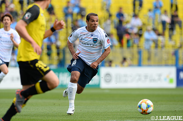 レアンドロ ドミンゲス（横浜FC）は、かつてタイトルも味わった思い出深い古巣との試合でＪ２通算100試合出場を達成【明治安田Ｊ２ 第11節 柏vs横浜FC】