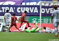 前半37分、こぼれ球にいち早く反応した前田 直輝（#25）が浮かせて流し込み、ホームの名古屋が先制！【明治安田Ｊ１ 第9節 名古屋vs広島】