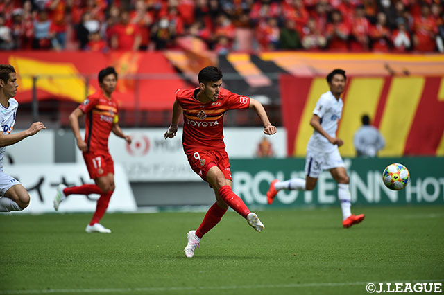 パスを供給する長谷川 アーリアジャスール（名古屋）。緩急をつけたプレーで攻撃にアクセントを加えた【明治安田Ｊ１ 第9節 名古屋vs広島】