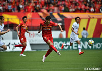 パスを供給する長谷川 アーリアジャスール(名古屋)。緩急をつけたプレーで攻撃にアクセントを加えた【明治安田J1 第9節 名古屋vs広島】