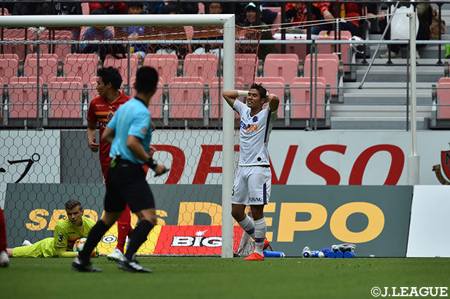 1トップに入った渡 大生（広島）。チャンスをものにできず頭を抱える【明治安田Ｊ１ 第9節 名古屋vs広島】