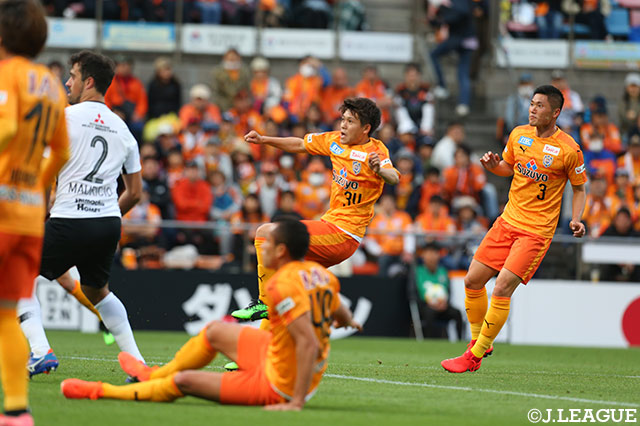 試合終盤、滝 裕太（清水/#34）が放ったシュートは惜しくもクロスバーに直撃！【明治安田Ｊ１ 第9節 清水vs浦和】