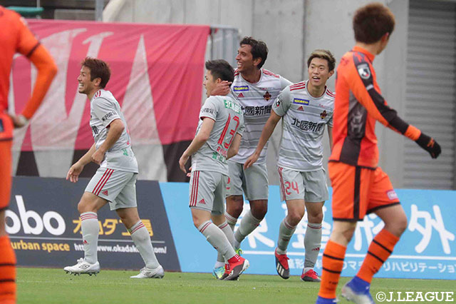 左からの折り返しに、ファーサイドでフリーになっていた大石 竜平（金沢/#13）が冷静に押し込んで追加点を奪う！【明治安田Ｊ２ 第11節 山口vs金沢】