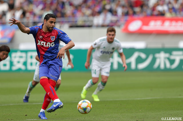 PKのチャンスに、ディエゴ オリヴェイラが独特のリズムからゴールを奪い点差を2点広げる【明治安田Ｊ１ 第9節 FC東京vs松本】