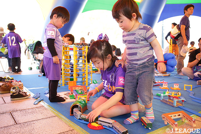 トミカ・プラレールわくわくパークに夢中なミニサポたち♪【明治安田Ｊ１ 第10節 広島vs横浜FM】
