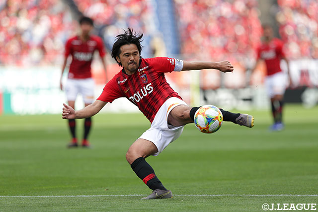 「平成最ゴール」を記録した興梠 慎三（浦和）が果敢にシュートを放っていく！【明治安田Ｊ１ 第10節 浦和vs磐田】